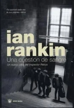 Ian Rankin Una cuestión de sangre обложка книги