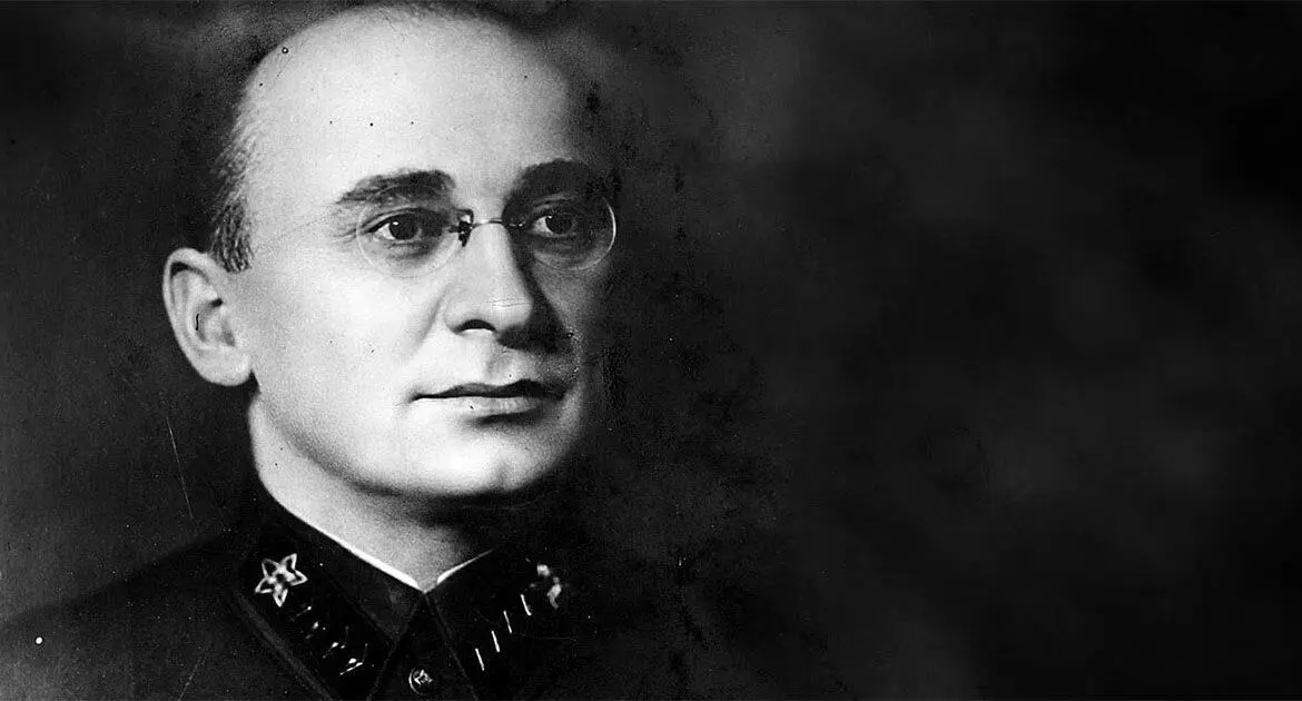 За столом сидел хозяин кабинета При виде вошедшего майора человек привстал и - фото 18