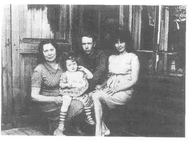 Константин Васильев 1975 год Костя с матерью сестрой и племянницей Дом - фото 3