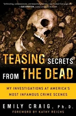 Emily Craig Teasing Secrets from the Dead: My Investigations at America's Most Infamous Crime Scenes обложка книги