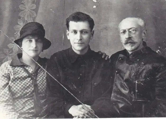 Д С Лихачёв с родителями Начало 1930х гг Письма с фотографиями посланные - фото 7