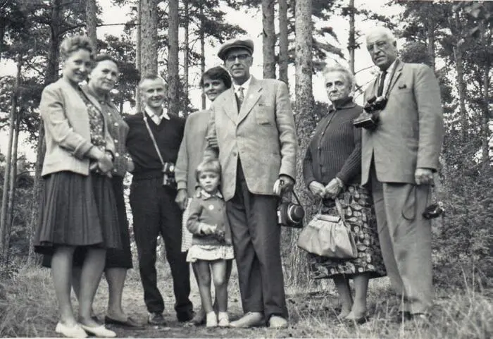 Семья Лихачёвых Слева направо ВД Лихачёва З А Лихачёва С С - фото 22