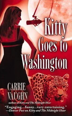 Carrie Vaughn Kitty Goes to Washington обложка книги