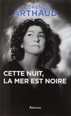 Florence Arthaud Cette nuit, la mer est noire обложка книги