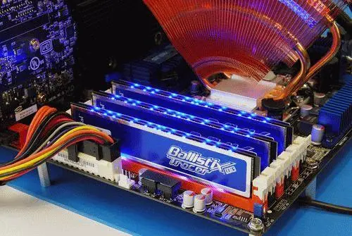 В отличие от большинства собратьев модули Crucial BallistiX снабжены цветными - фото 56