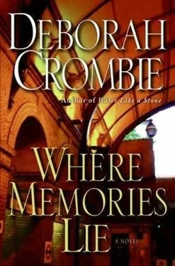 Deborah Crombie Where Memories Lie обложка книги