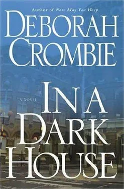 Deborah Crombie In A Dark House обложка книги