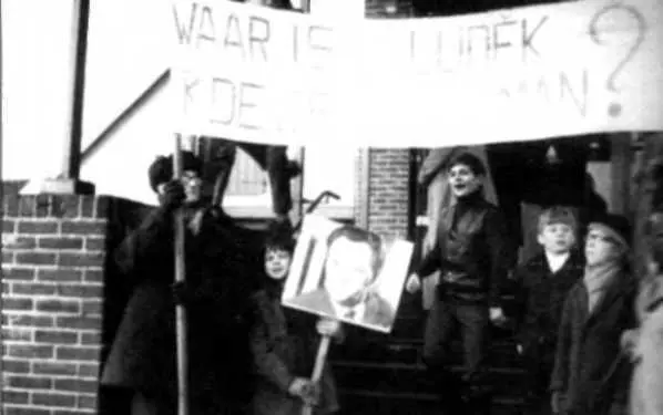 Январь 1972 Демонстранты озабоченные судьбой Людека Пахмана перед входом в - фото 45
