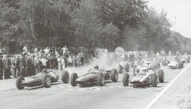 Гранпри Франции 1962 года в Руане Lotus 25 на поулпозиции рядом с Грэмом - фото 4