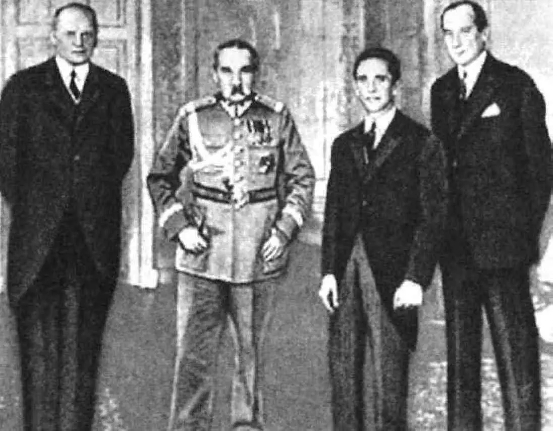 Ю Пилсудский и Й Геббельс На переговорах в Варшаве 1935 г Ответ - фото 23