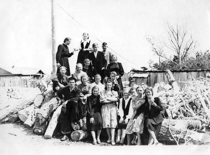 На бревнах с одноклассниками после окончания школы 22 июня 1954 г А - фото 5