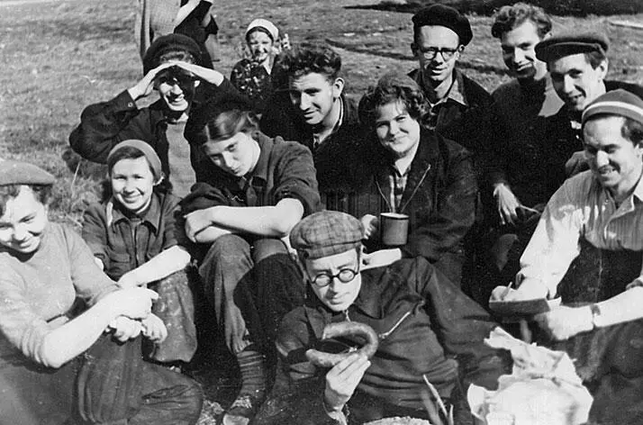 1956 г Осенний университетский туристский слет А Чудаков на переднем - фото 9