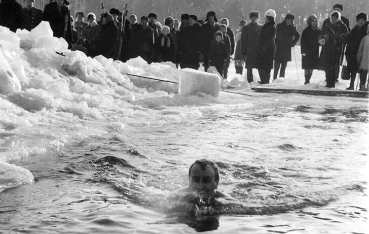Февраль 1968 г Зимнее плавание в Серебряном бору Февраль 1968 г С дочерью в - фото 19