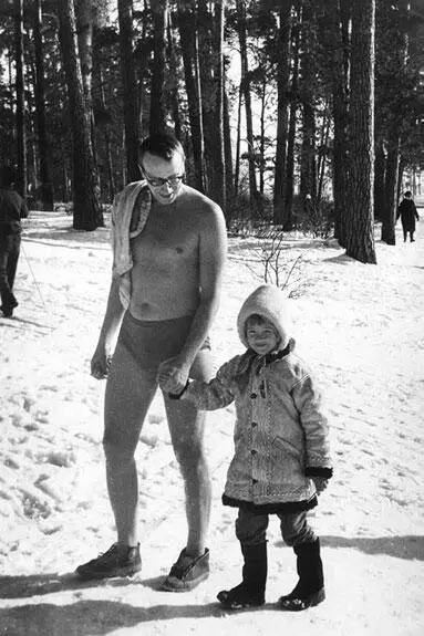 Февраль 1968 г С дочерью в Серебряном бору Июль 1968 г В походе по р - фото 20