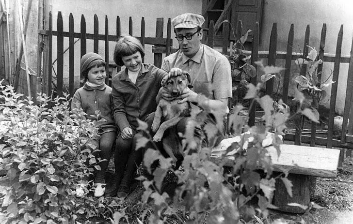 Лето 1972 г В Щучинске с дочерью Машей племянницей Таней и псом Буяном - фото 27