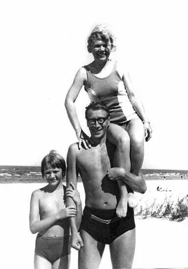 Август 1973 г На Рижском взморье 1974 г В Чеховском музее с В Кавериным и - фото 28