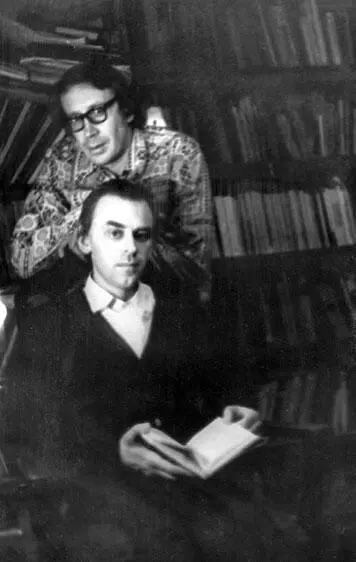 С Юрием Поповым 1 октября 1975 г Дубулты С Е Тоддесом и Р Тименчиком 13 - фото 32