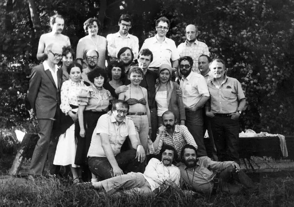 Июнь 1984 г Вторые Тыняновские чтения в Резекне 1й ряд В Сажин и Г - фото 42