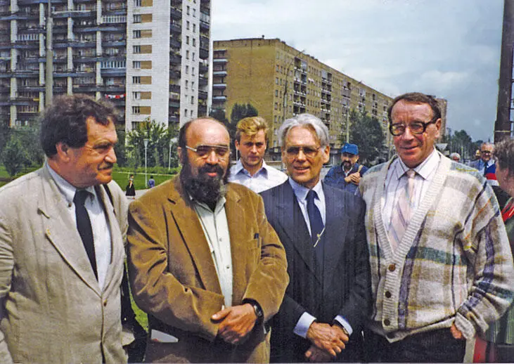 1994 г В Самаре на конференции С В Аксеновым Е Поповым В Козаком Август - фото 65
