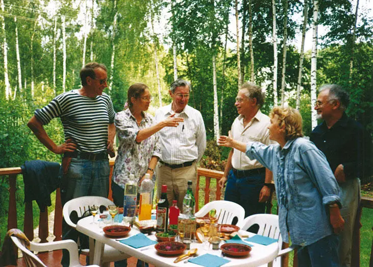 Август 1994 г На даче с коллегами Справа Б Гаспаров и Р Вортман 2000е - фото 66