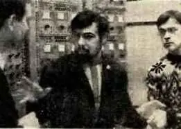 Леонид Драгин в центре Фото А КАРЗАНОВА И всетаки Я апрель люблю - фото 40
