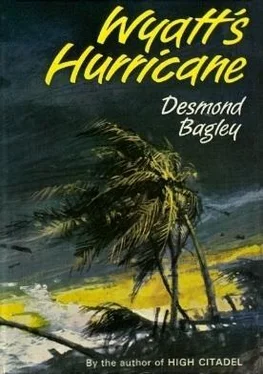 Десмонд Бэгли Wyatt's Hurricane обложка книги