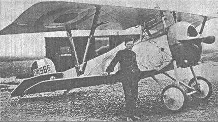 Бишоп у своего Ньюпора 17 Франция июль 1917 г Бишоп перезаряжает - фото 82