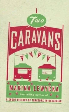 Marina Lewycka Two Caravans обложка книги