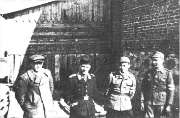 Минск начало 1944 года Полицейский из батальона Шума носит стандартную - фото 17