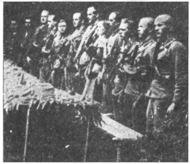Солдаты Украинской Повстанческой армии празднуют Пасху 1944год Большинство - фото 19