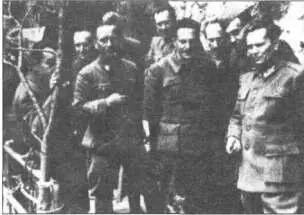 Тито совещается со свои штабом 1944 год 29ноября 1943 года Тито присвоил себе - фото 21