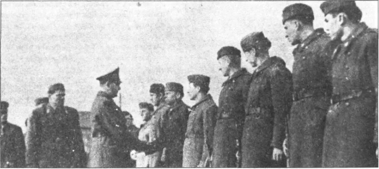 Хорватский поглавник Павелич поздравляет солдат из полевого батальона - фото 26