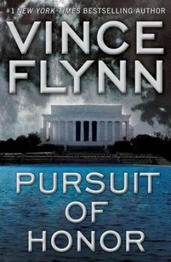 Vince Flynn Pursuit of Honor обложка книги