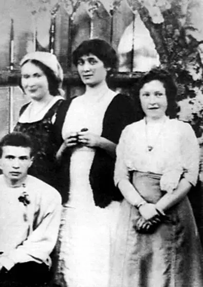 А Ахматова М КузьминаКараваева и другие Стихи из альбома Маши составляют - фото 47