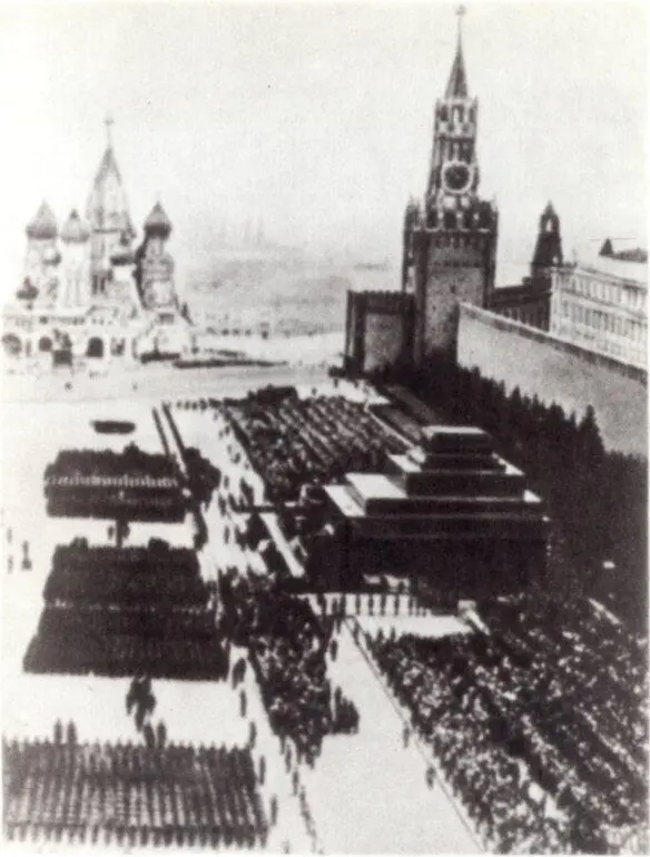 Последний предвоенный парад в Москве 1 мая 1941 года На авианосце - фото 17