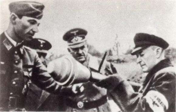 Во время наступления в Арденнах Бастонь центр коммуникаций союзников в - фото 27