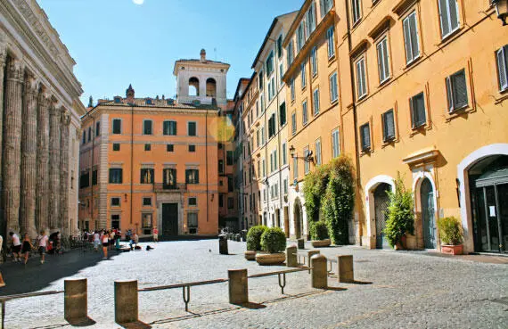 Piazza di Pietra Еще одно кафе расположенное в дальнем углу площади кафе - фото 4