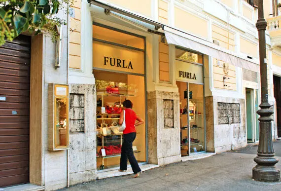 Бутик Furla Наверняка вы сразу обратите внимание как здесь меняется - фото 13