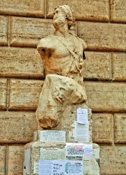 Бюст Pasquino Улица del Governo Vecchio с одной стороны плавно переходит в - фото 52