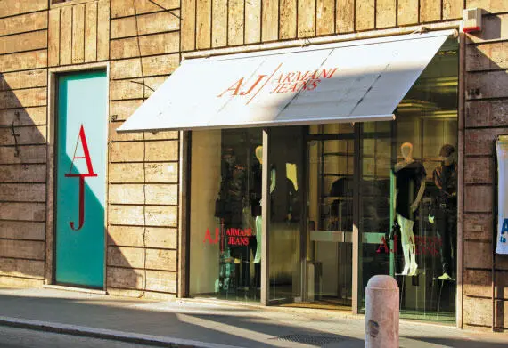 Бутик Armani Jeans Совершенно особого внимания на этой улице заслуживает - фото 86