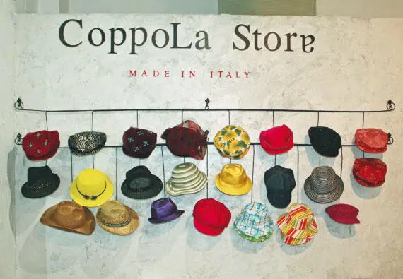 Магазин кепок La Cappola Storta Тут же рядом на улице del Gesù расположен - фото 109