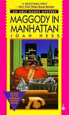 Joan Hess Maggody In Manhattan обложка книги