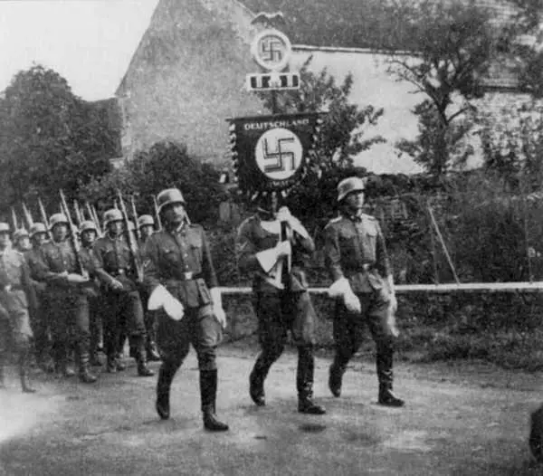 Отряд частей Мертвая голова в парадном строю 1939 год Солдат войск СС - фото 12