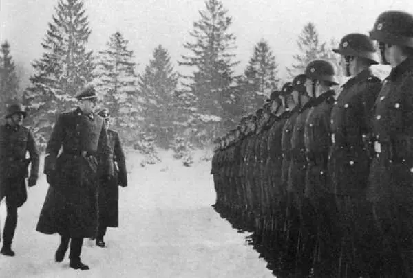 Инспектор концентрационных лагерей Теодор Эйке обходит строй солдат частей СС - фото 14