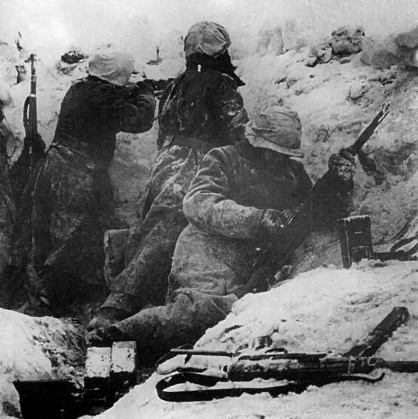 Группа солдат войск СС в боях во время наступления в Адреннах в районе - фото 20