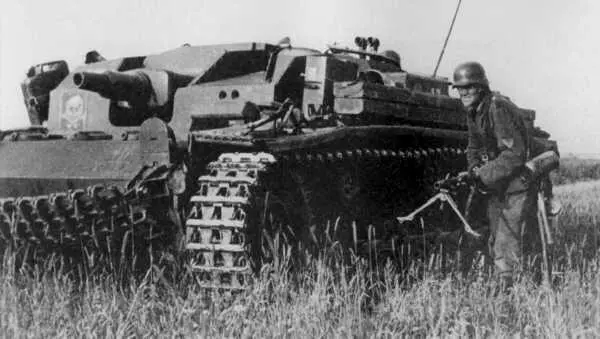 Штурмовое орудие StuG III из состава дивизии СС Мертвая голова рядом - фото 23
