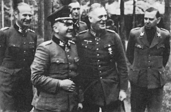В Ставке Гитлера Вольче логово в апреле 1942 года На переднем плане слева - фото 46