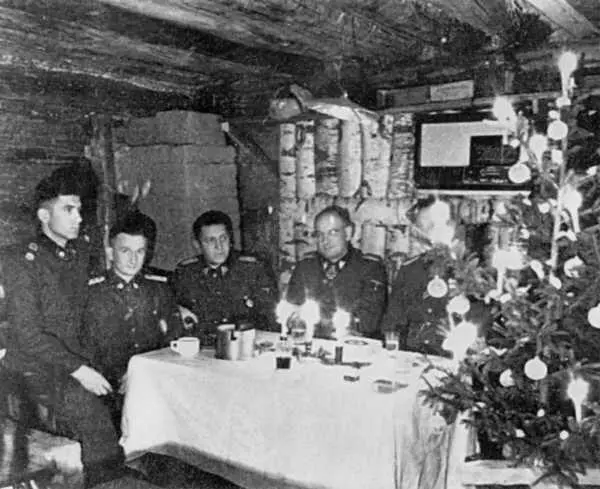 Празднование Рождество 1941 года на советскогерманском фронте Третий слева - фото 48