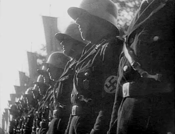 Парадный строй частей СС Мертвая голова Командир дивизии СС Викинг - фото 57