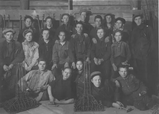 Бригада учениковарматурщиков 1929 год В центре наш учитель Глагольев я - фото 16